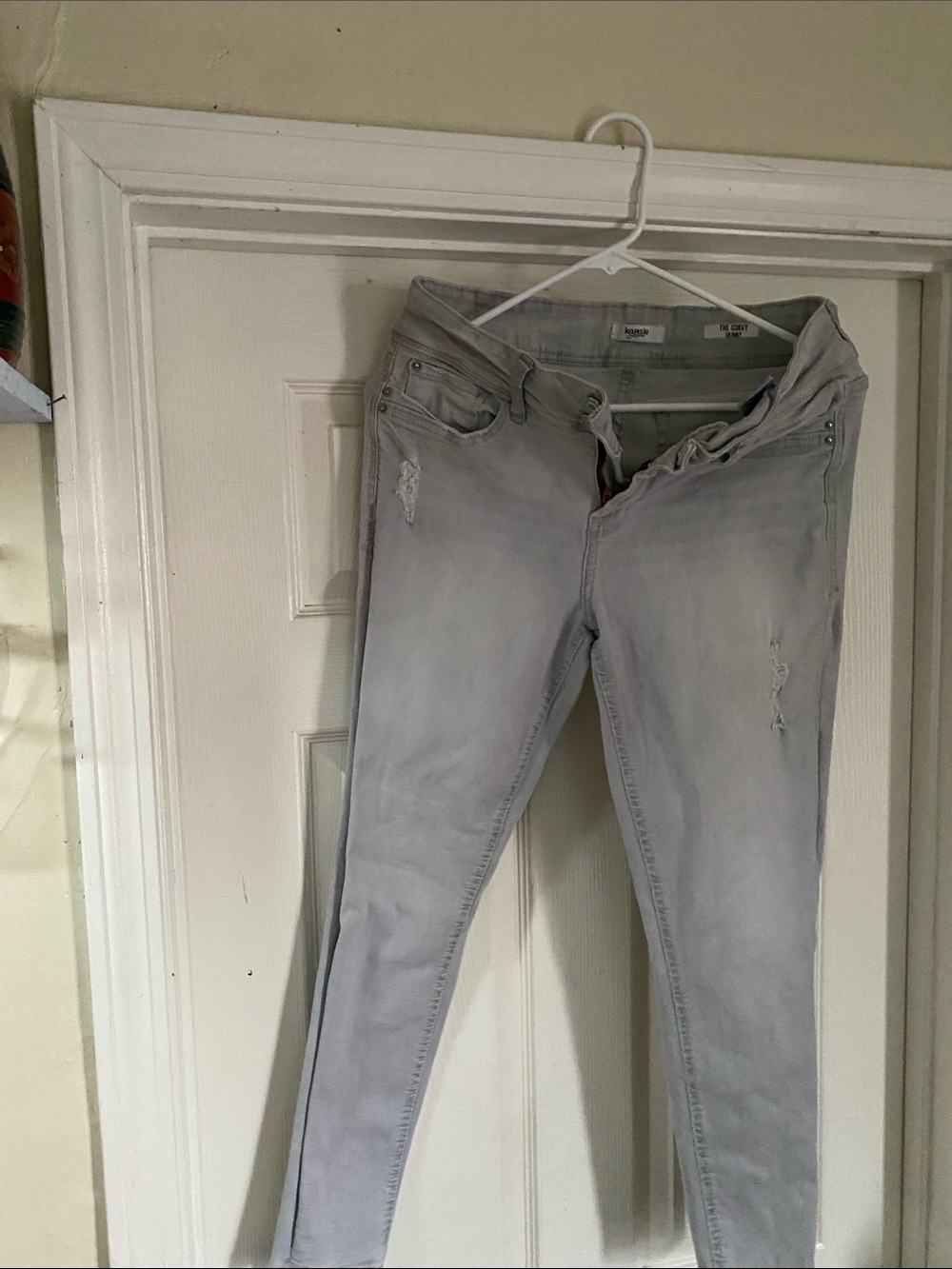 Kensie Light Gray Skinny Jeans with Subtle Distress